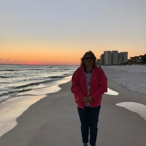 Meet your Posher, Larissa